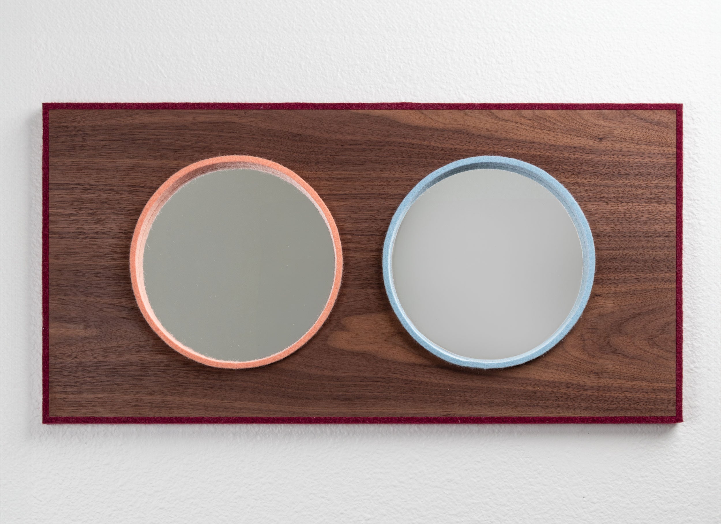 Two round mirrors with wooden frames on a white background.
#color_Double Round | Peach-Ice-Garnet